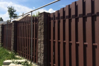 Забор из евроштакетника с кирпичными столбами 25 метров фото в Томилино