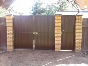 профнастил с распашными воротами - пример 11 фото в Томилино