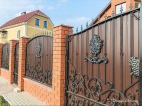 Кирпичный забор с ковкой  150 метров фото в Томилино