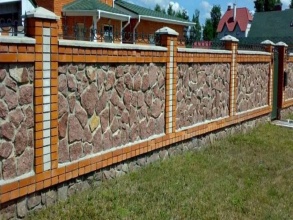 Кирпичный забор с камнем 12 метров фото в Томилино