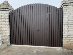 Ворота распашные из евроштакетника - пример 2 фото в Томилино