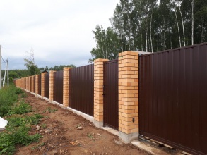 Кирпичный забор на ленточном фундаменте 12 метров фото в Томилино