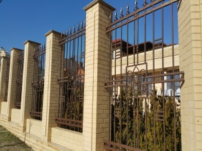 Кирпичный забор с ковкой  10 метров фото в Томилино