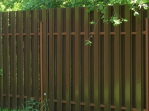 Забор из евроштакетника с бетонированием столбов 12 метров фото в Томилино