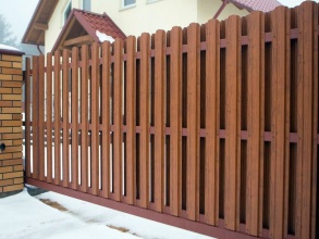 Забор из евроштакетника с кирпичными столбами 200 метров фото в Томилино