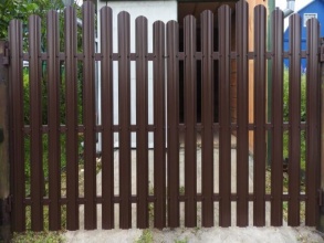 Ворота евроштакетник распашные - пример 16 фото с установкой