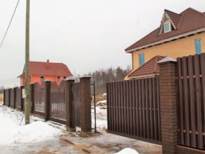 Забор из евроштакетника с кирпичными столбами 67 метров фото под ключ с установкой