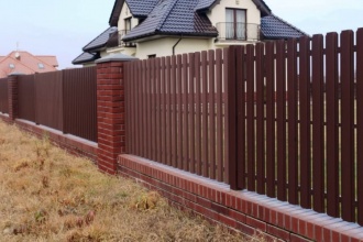 Забор из евроштакетника с кирпичными столбами 8 соток фото в Томилино